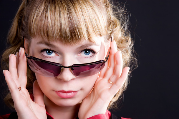Young woman with sunglasses portrait - Valokuva, kuva