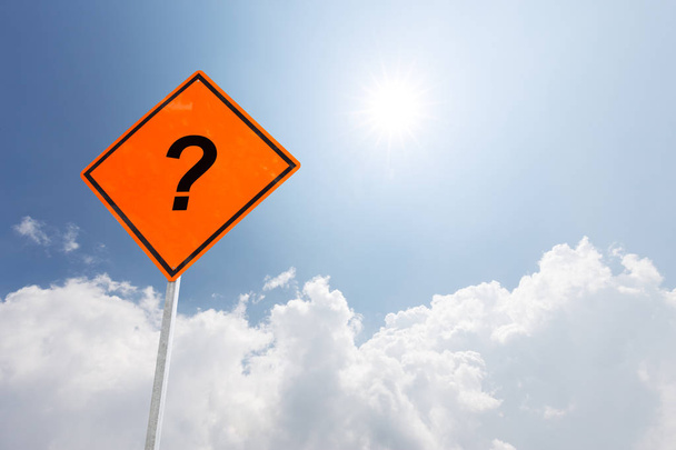 Turuncu elmas işareti mavi güneşli gökyüzü karşı soru işareti ile - Fotoğraf, Görsel