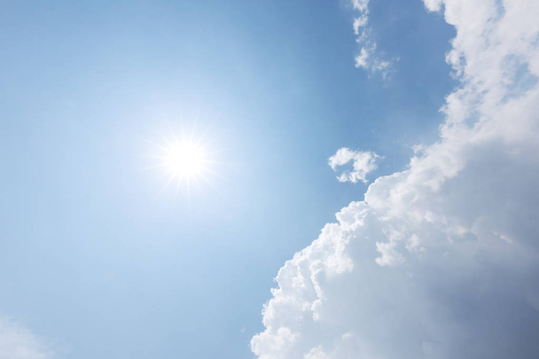 blauwe wolk lucht met zon - Foto, afbeelding