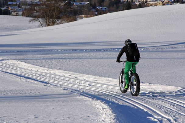 Ciclismo en invierno. Fatbike a través de la nieve
 - Foto, imagen