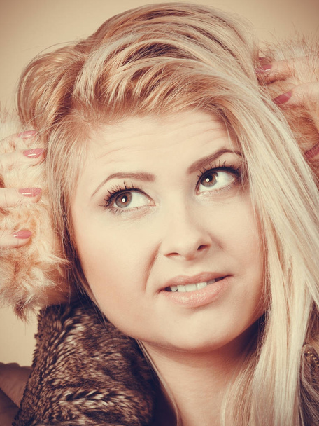 Blondi nainen talvella lämmin korvatulpat
 - Valokuva, kuva