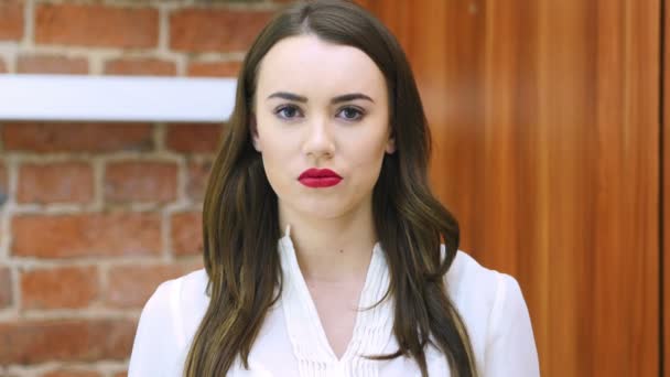 Portret van boos verdrietig meisje, rode lippen - Video