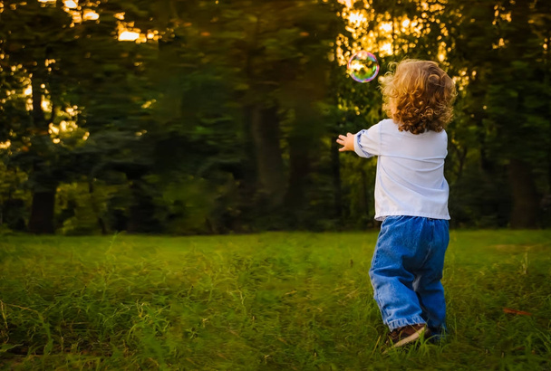 Мальчик ловит пузыри
 - Фото, изображение