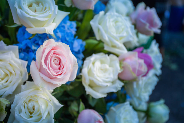 růže květinové dekorace pro svatební událost - Fotografie, Obrázek