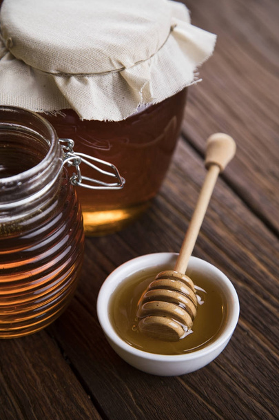 Miel fresca sobre mesa de madera
 - Foto, imagen