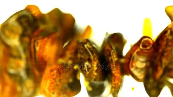 Bracelet ambre sur une table tournante
 - Séquence, vidéo