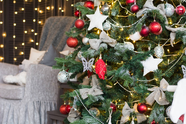 Labdák és házi készítésű ékszerek egy karácsonyfa - Fotó, kép