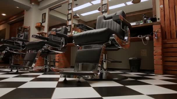 la cámara en el Steadicam muestra el interior de una peluquería con un hermoso diseño
. - Metraje, vídeo