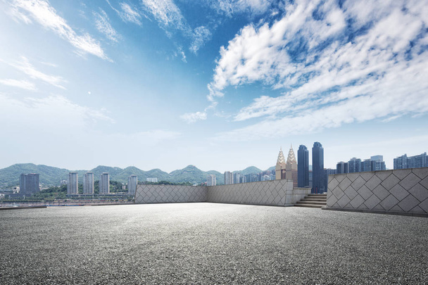 estrada vazia e paisagem urbana de Chongqing
 - Foto, Imagem