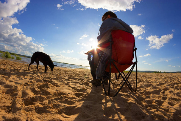 man on the beach with his dog - Fotoğraf, Görsel
