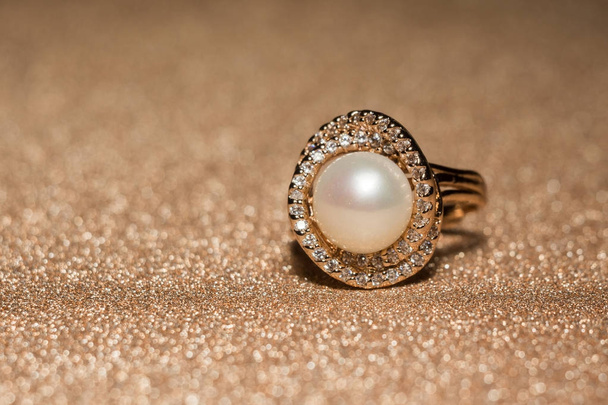 White Pearl Rose Gold Ring - Фото, изображение
