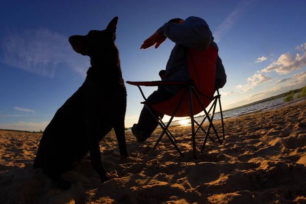 man and his dog relax on the beach - Foto, Imagen