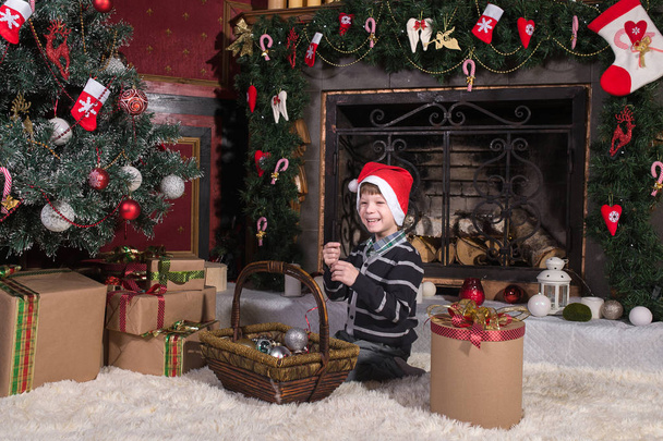 boy with christmas gift box. - Foto, Imagen