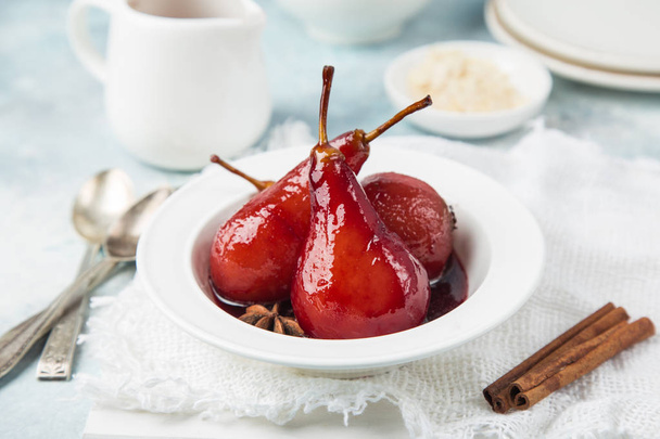delicious red wine poached pears in spicy syrup - Foto, immagini