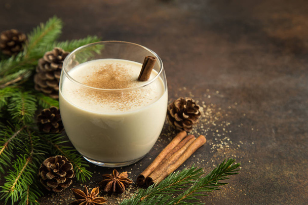 delicious winter eggnog with grated nutmeg and cinnamon for Chri - Foto, imagen