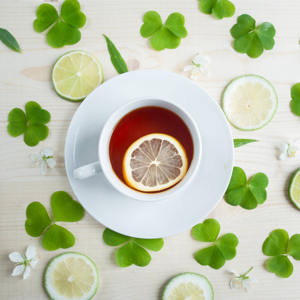 茶と白のカップ。レモンとジンジャーの緑、黒、ハーブ、ジャスミン茶。背景。紅茶のテーマ. - 写真・画像
