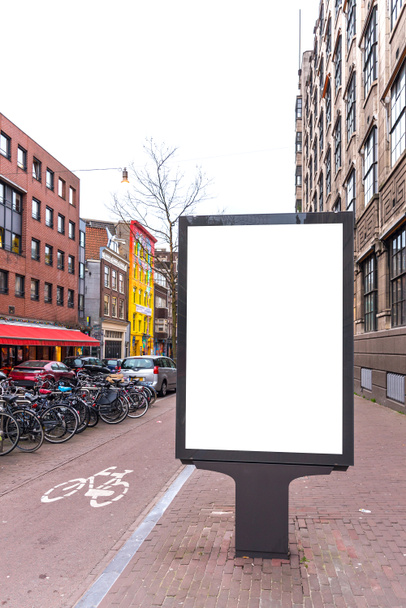 leere Plakatwand an einem Straßenrand in einer europäischen Stadt - Foto, Bild