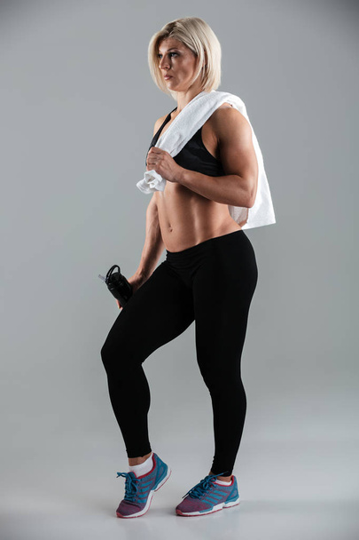 Full length portrait of a fit muscular adult sportswoman - Foto, Imagen