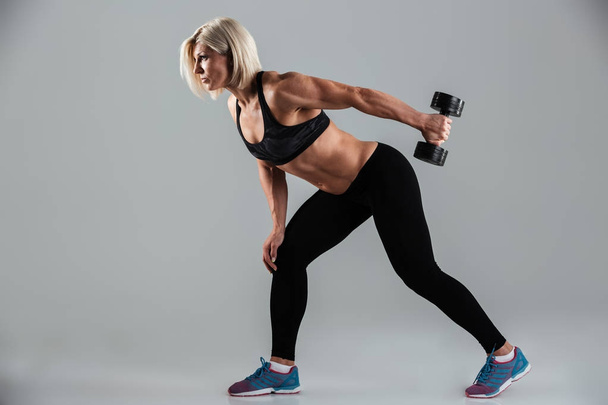 Side view portrait of a focused muscular adult sportswoman - Fotografie, Obrázek
