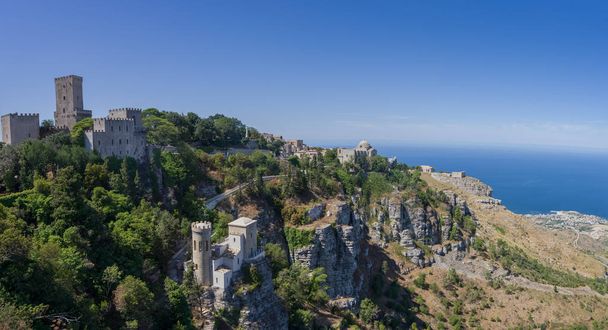 Вид на Тирренское побережье с церковью Святого Иоанна Баптиста, нормандский замок Торри-дель-Бали, Торрес-Пероли - маленький замок в Эриче, Сицилия, Италия
 - Фото, изображение