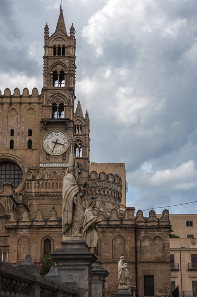 イタリア、パレルモ、シチリア島のパレルモ大聖堂 (聖母マリアの仮定のメトロポリタン大聖堂)。ノーマン、ムーア、ゴシック、バロックと新古典主義のスタイルで建てられた建築物群 - 写真・画像