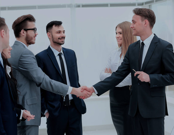 zakenlieden handshaking na presentatie - Foto, afbeelding
