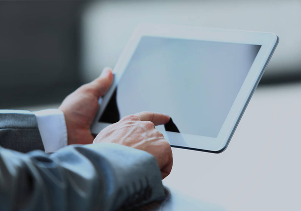 Бизнесмен использует планшет в современном офисе
 - Фото, изображение