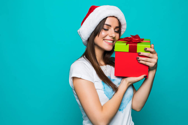 Porträt eines glücklich lächelnden Mädchens im Kleid mit Geschenkbox isoliert über grünem Hintergrund - Foto, Bild
