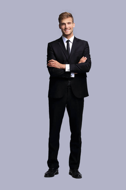 portrait in full growth. successful businessman with arms crossed in front of him. - Foto, imagen
