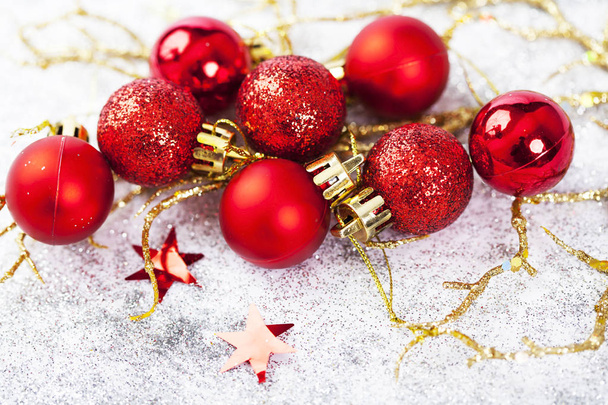 Közelkép a piros karácsony dekorációk - Fotó, kép
