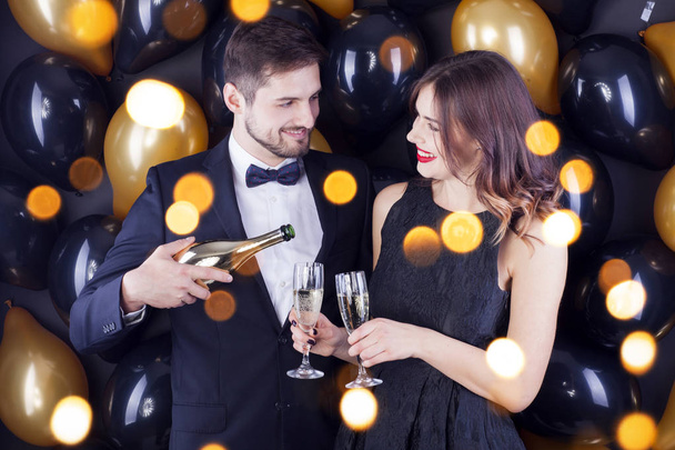 Genç çift New Years Eve şampanya ile kutluyoruz.. - Fotoğraf, Görsel
