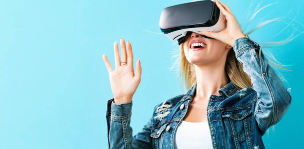 Young woman using virtual reality headset - Foto, Bild