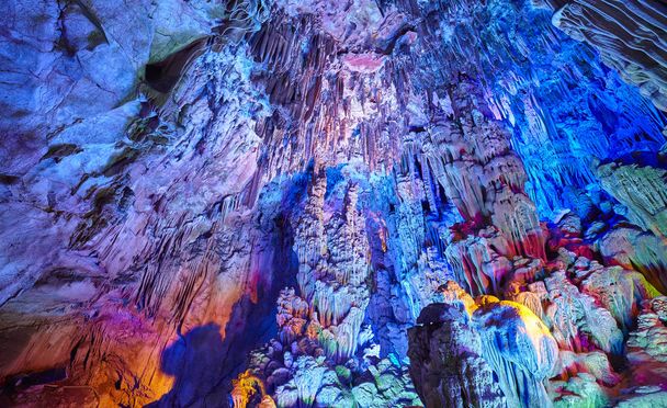 桂林、中国でリード フルート洞窟. - 写真・画像
