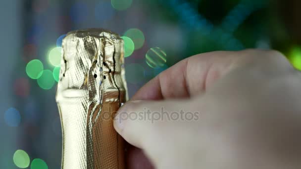 Чоловік відкриває пляшку шампанського
 - Кадри, відео