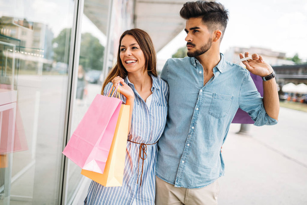  loving couple enjoy shopping together - Foto, afbeelding