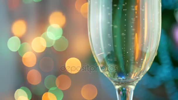 Champagne pourinto sklo s vánoční osvětlení - Záběry, video