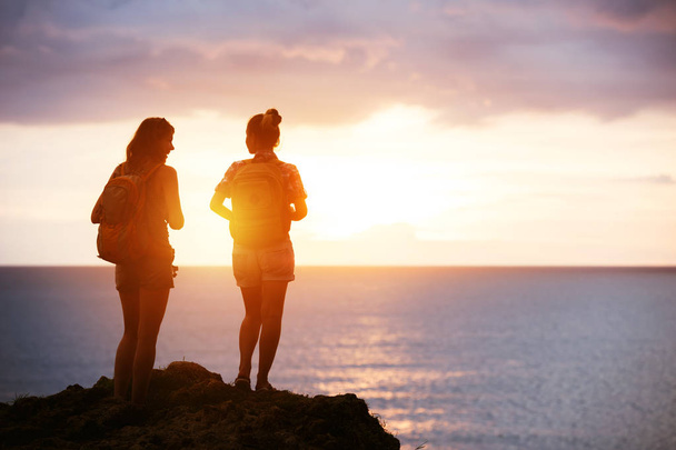 Two girls travel sea sunset concept - Foto, Bild