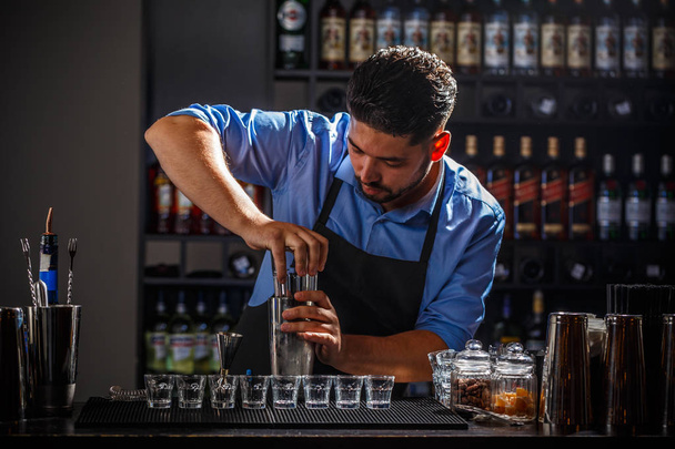 Bartender preparing an alcoholic beverage - Zdjęcie, obraz