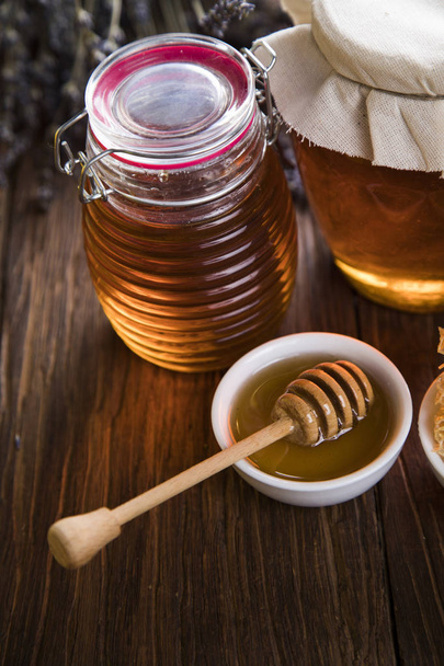 Miel fresca sobre mesa de madera
 - Foto, Imagen