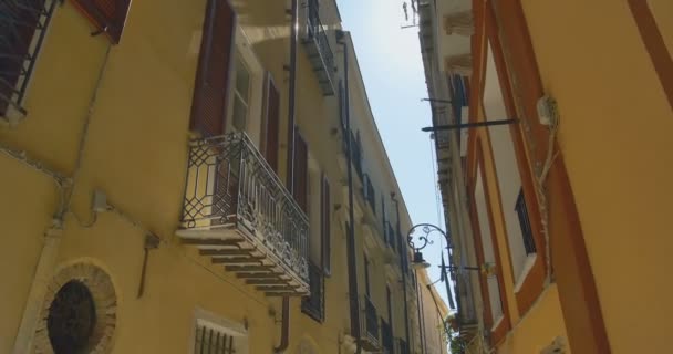 狭い古いヨーロッパの街を歩いてください。古い建物は、ビューを突破します。イタリア - 映像、動画