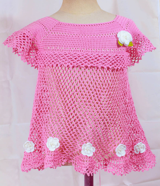 Vestido de bebê de malha rosa
 - Foto, Imagem