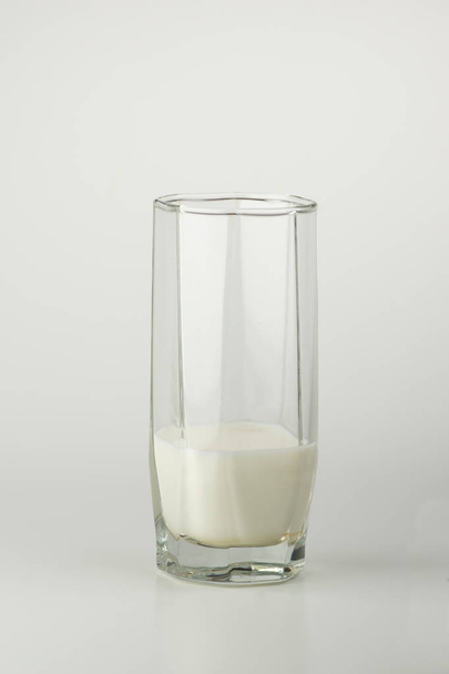 Fehér tej, egy üveg pohár - Fotó, kép