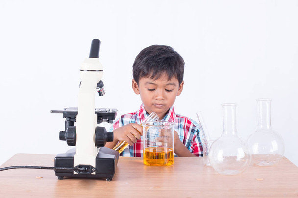 Cute little boy doing science experiment, science Education - Zdjęcie, obraz