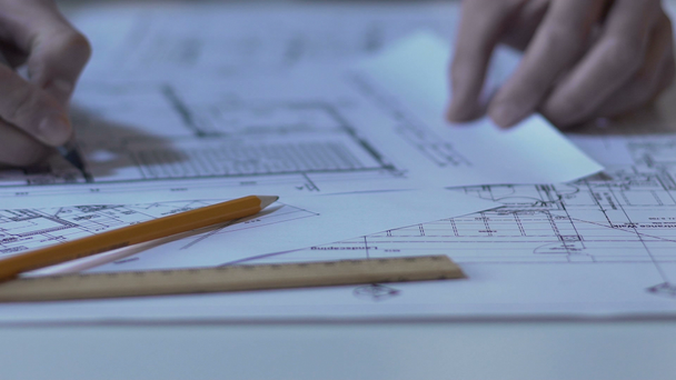Rukou inženýra kreslení nové rozložení budovy, architektura konstrukční kancelář - Záběry, video