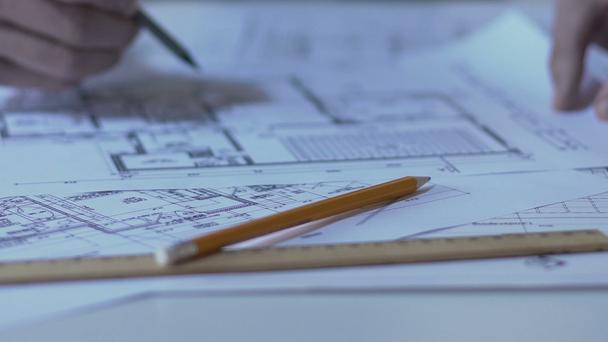 Arquitecto revisando las directrices del edificio dibujo, oficina de diseño, primer plano de las manos
 - Metraje, vídeo