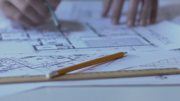 Student arbeitet an Bauprojekt für Wettbewerb, Innovationen in der Architektur - Filmmaterial, Video