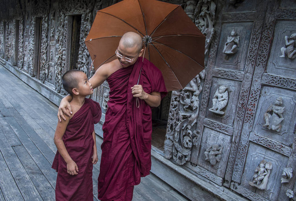 Ченці в Shwenandaw монастир в Mandalay, М'янмі - Фото, зображення