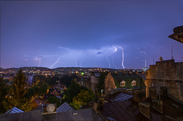 Bliksemschichten op Lviv - Foto, afbeelding