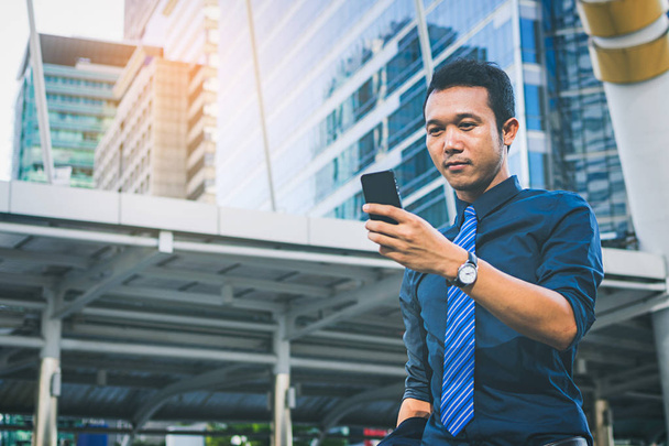 uomo d'affari in giacca e cravatta utilizzando smartphone in città
 - Foto, immagini