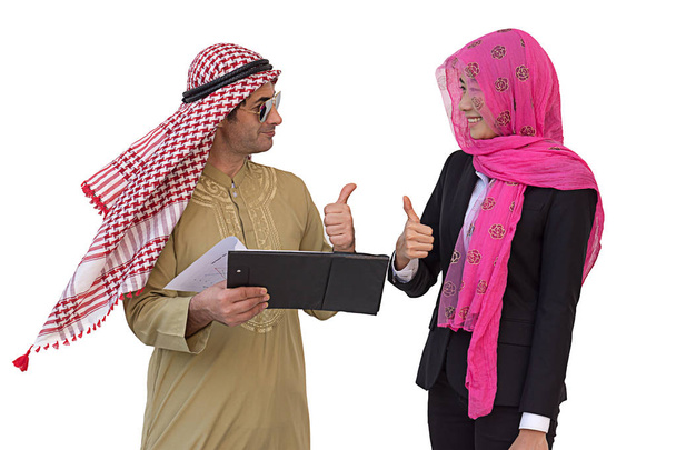 Arabski para pracy w biurze firmy na białym tle wit - Zdjęcie, obraz